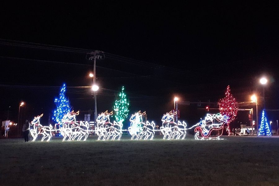 Knoxville Christmas light display featuring Santa and his reindeer