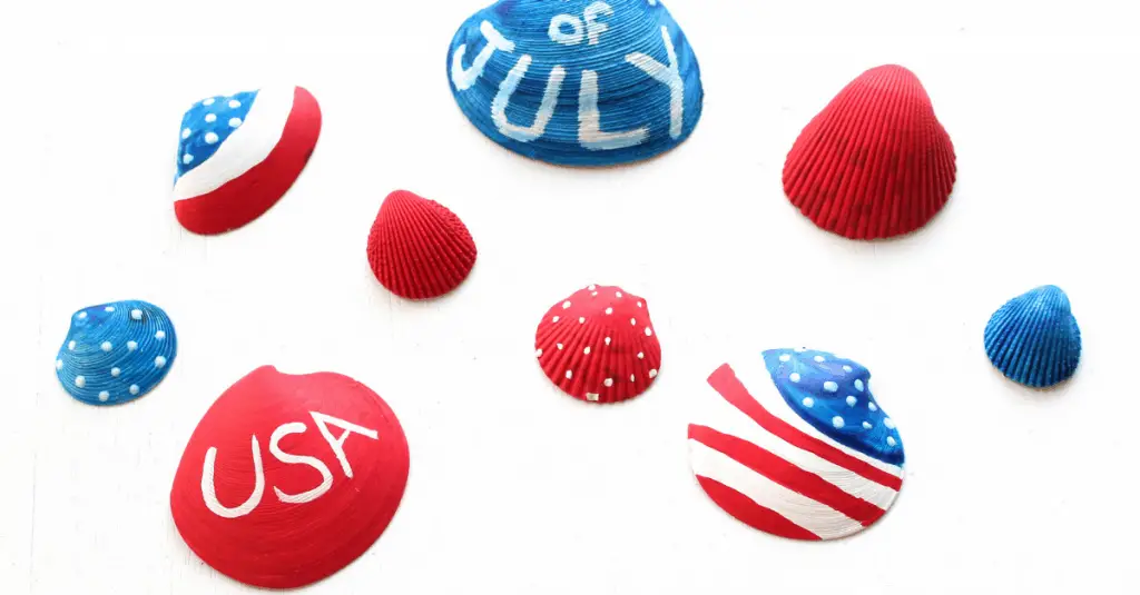 A fun red, white, and blue seashell craft for July 4th, Mom Explores The Smokies